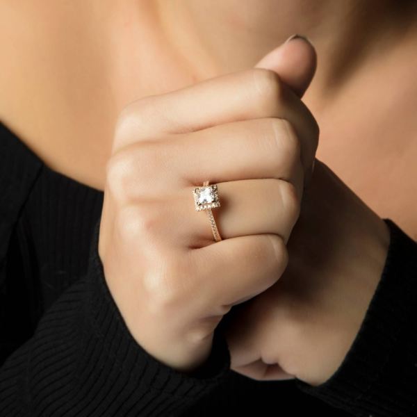 Kare Taşlı Elmas Yüzük