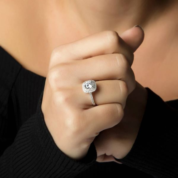 Kare Taşlı Elmas Yüzük